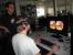 Noch hält sich der Ansturm der Oculus-Rift-Probanden in Grenzen, aber schnell ging es in unserem Testlabor zu wie in einem Bienenhaus. Die Testpersonen wurden nämlich nicht nur gefilmt, sondern anschließend auch nach ihrem Ersteindruck gefragt. Zum Glück gab es am Freitag noch keinen, der nach dem Test den Drang verspürte, schnell das WC aufzusuchen.