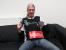 Da freut sich unser Spieleonkel aber. Während die Ouya in Deutschland noch gar nicht erhältlich ist, durfte er das gute Stück schon einmal ausprobieren. Wie er uns erst nachher verraten hat schmückt er sich in diesem Bild mit falschen Federn. Die Danksagung "Thank you for believing" geht nämlich eigentlich an den Kollegen Möllendorf, der das gute Stück via Kickstarter "gebacken", sprich mitfinanziert hat.