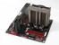 Die meisten aktuellen Mainboards im (Micro-)ATX-Format bieten vier RAM-Steckplätze, die bei der gezeigten Ausrichtung unterhalb des CPU-Sockels und rechts ausgesehen von den Slots für Erweiterungskarten liegen.