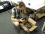 Raff hat einen in der Kiste - stimmt nicht, denn er hat ganz viele GTX-760-Grafikkarten für ihren Fototermin in einen Karton gepackt. Und irgendwie scheint Herrn Vötter seine Testmuster zu mögen, denn er wirkt schön etwas so als würde er jede einzelne noch einmal ganz fasziniert anschauen und putzen, bevor sie zum Ablichten auf dem Fototisch platzierte werden.