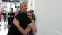 Als PCGH-Redakteur kann man sich vor weiblichen Fans kaum retten. Diese Erfahrung muss auch Stöwi machen, nachdem er auf der Gamescom mir nichts, dir nichts von einem Groupie angefallen wird. Da wir zum Arbeiten und nicht zum Spaß da sind, erschien Frank zu den restlichen Terminen mit Trenchcoat, Hut und Brille.