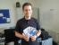Das was unser Meister auf diesem Bild in der Hand hält könnte bald ihres sein, zumindest, wenn sie schnell genug an online@pcgameshardware.de schreiben. Thilo hat nämlich im Büro noch ein paar vom Star-Citizen-Entwickler Chris Roberts handsignierte Autogrammkarten liegen, die er auf der Gamescom nicht losgeworden. Also ran an den Speck oder wie der Brite zu sagen pflegt "First come, first served".