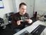 Unser Chef outet sich hier als bekennender Batman-Fan und was liegt da näher als sich auch gleich schon mal einen Steam-Code für das kommen Batman: Arkham Origins zu sichern. Und damit Sie nicht auf die verwegene Idee kommen dem Meister den Code per Lupenfunktion zu stibitzen, deckt er ihn mit einer gekonnten Fingerhaltung zur Sicherheit mal ab.