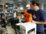 Das gefährliche Experiment des Doktor Waadt haben wir ja eingangs schon ausführlich beschrieben, jetzt kommen die versprochenen Bilder. Hier sehen Sie unseren Experten für Gefahr gerade bei den Vorbereitungen und ersten Testläufen seines geplanten Lüfter-Flugs. Und damit das ganze besonders spektakulär rüberkommt, demonstriert er gerade die Kraft seines Spielzeugs und lässt es von Kameramann Daniel dokumentieren.