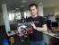 Nachdem diese R9 290X in der Redaktion eingetroffen war, konnte unser Raff nachts endlich wieder ruhig schlafen. Dass er auch diese Produktion wieder zu den Anwärtern auf den Rote-Laterne-Award gehörte war ihm klar. Da das MSI-Herstellerdesign der R9 290X aber die letzte Karte war, die dem Voodoo-Meister in seinem Testfeld fehlte, keimt wieder Hoffnung in ihm auf, dass ihm wieder jemand eine rote "Qualitätslampe" baut.