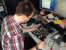 Raff ist ja von Haus aus ein neugieriges Kerlchen. Daher lässt er es sich auch nicht nehmen, die GTX Titan Black, die aktuell schnellste und teuerste Grafikkarte, mal nackig zu machen, äh ihr unter die Kühlhaube zu schauen. Leider können wir nicht sehen, ob der gestrippte schwarze Titan Herrn Vötter in Verzückung versetzt oder ob er sachlich nüchtern denkt, dass die Platine auch nicht viel anders als die der GTX 780 Ti ausschaut.