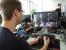 Am PC Dark Souls 2 spielen, aber einen Xbox-360-Controller nutzen: Also Herr Reuther, das geht aber mal überhaupt nicht. Allerdings hat der Spieleonkel dem Volo mit dem exzellenten Gehörgang die Steuerhilfe nicht ohne Grund in die Hand gedrückt. Zum einen echauffierte sich der Audio-Phil lautstark über die konsolige Optik des Titels. Zum anderen verstummten dann endlich die Flüche über die vermurkste Steuerung.