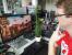 Irgendwie scheint unser fluchender Volo das Spiel Plants vs. Zombies: Garden Warfare nicht ganz verstanden zu haben. Bei seinen Benchmark-Versuchen von der Grafikschnittstelle "verhüllt" boykottiert, hat er sich extra einen schön stacheligen Kaktus besorgt, um Deppy Daves Aufforderung "Pflanze einen Garten" nachzukommen. Gegen die anrückenden Horden von Pixelzombies hilft das offensichtlich nicht, denkt der AudioPhil ausnahmsweise nur ganz leise meckernd.