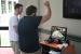 Diese zwei QuakeCon-Besucher vertrieben sich das Warten in der Registrierungsschlange mit einer Partie Gauntlet Legends auf einer mobilen Dreamcast-Spielstation.