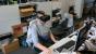 Unser freier Kollege Pit Trautner führt hier nicht etwa ein Modell der neusten Ray-Ban-Kollektion vor, sondern vollbringt eine ernste Aufgabe. Für einen Heftartikel sollen diverse Spiele auf ihre Tauglichkeit mit Oculus Rift geprüft werden. Dass andere Kollegen seine fehlende Rundumsicht für kleine Späße ausnutzen, versteht sich von selbst.