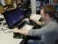 Bevor Reinhard sich dank seiner Werkelei mit Heißkleber und heißem Kunstharz in Benebelungsgefahr begab, lässt er erst nochmal einen fliegen. Genau genommen manövriert er bei Elite Dangerous ein Raumschiff durch den Pixelorbit, um im Video die Vorzüge eines HOTAS-Joystickmodells zu demonstrieren. Ein Han Solo ist der Kollege zwar nicht, für einen Flug über die Südtiroler Alpen ins fränkische Nürnberg reichen Steinharts Skills aber locker aus.