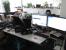 Ausgangszustand: Drei Monitore nehmen viel Platz auf dem überfüllten Schreibtisch weg. (Das Chaos ist übrigens nicht gestellt.) Einer lässt sich nicht einmal auf eine ergonomische Höhe einstellen.