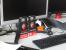 Unser Torsten ist ja jemand, dem man so schnell nichts vormachen kann. Das muss sich auch MSI eingestehen, denn was als unterhaltsamer Indikator für den aktuellen Aufenthaltsort des Gamers gedacht war, ist in seiner Aussage längst nicht so eindeutig, wie es laut dem Hardwarehersteller rüberkommen soll. In Anlehnung an das Bitte-nicht-stören/Eintreten-erlaubt-Schild soll auch hier suggeriert werden, ob man nun in die Spielkammer eintreten darf oder nicht. Ob man allerdings beschäftigt istoder sich gar nicht im Raum befindet, ist genau genommen Latte. Mit beiden Aussagen will man ja das Eintreten fremder Personen verhindern.