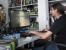 Thomas versucht sich gerade am PCGH-Praktikanten-Bewerbungs-Test, in dem es darum geht, im Goat-Simulator eine bestimmte Punkteanzahl zu erreichen. Falls er das nicht schafft, ist er für die Arbeit in der Redaktion von vornherein ungeeignet. Das Foto zeigt: Er ist auf einem guten Weg. Das ist natürlich Quatsch: Denn aufmerksame Leser wissen, dass Thomas schon länger unter uns weilt und den Goat-Simulator-Test somit längst bestanden haben muss. Auf dem Bild geht es nur darum, die Kompatibilität des einzig wichtigen Spieles unter Windows 10 zu prüfen.