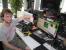 Im Bild sehen Sie Phils erste Schritte im Thema "Spielebremse Hyperthreading?". Obwohl der Ressourcenmonitor im Hintergrund dem System eine gute Auslastung bescheinigt, scheint das durch die Gesten kommunizierte Fazit des Kollegen eindeutig zu sein. Ob das bei allen Spielen so ist?
