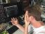13.9.2015: Der Begriff "Face Palm" ist ja den meisten von Ihnen geläufig, doch der Kollege im Bild beherrscht als einziger die Kunst des audio-visuellen Gesichts-Palmierens. Was daran so besonders ist, sind des AudioPhils Flüche und Verwünschungen an die Macher der Software oder die Spieleprogrammierer. In diesem Fall echauffiert sich Goldöhrchen Reuther sichtbar und gleichzeitig lautstark über DOTA 2 respektive Windows 10 sowie die Software, die einfach keine Szenen aufzeichnen will.
