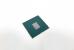 Für den Einbau in einen CPU-Sockel müssen die eng beeinanderliegenden Kontakte des Silizium-Chips auf die größere Fläche des Substrats verteilt werden. Lasten innerhalb der Spezifikation werden vom Heatspreader (hier entfernt) so verteilt, dass die feine Platine nicht beschädigt wird.