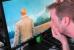 Nachdem sich Raff in sein renoviertes Render Castle zurückgezogen und ebenfalls den Quantendownload gestartet hat (siehe nächstes Bild) muss sich unser Spieleredakteur mit dem edlen Gehörgang erst einmal alleine mit Quantum Break herumschlagen. Und nein, der Kantenglättungskönig hat ihm bestimmt nicht aufgetragen die Pixel zu zählen. Ganz im Gegenteil wirft Herr Reuther nun einen ganz genauen Blick auf die als besonders sehenswert angekündigte Grafik des Titels. Und diesbezüglich können wir uns nun auch alle weiteren Beschreibungen sparen, denn das was wir auf diesen Bild sehen spricht für sich. Bei dieser Unschärfe kann Goldöhrchen Reuther nicht anders als die wenigen Haare raufen. :(