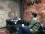Design Director Matthias Worch von Hangar 13 (links) und US-Korrespondent Roland Austinat unterhalten sich auf einem amerikanisch-weichen Sofa über Mafia 3.