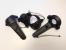 Die Sensor-Ringe der langen Vive-Controller ragen deutlich über die Hand hinaus, Oculus wickelt den LED-Träger dagegen kompakt darum - was auch vor Kollisionen schützt.