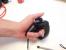 Der kleine Griff des Oculus Touch verschwindet in größeren Händen beinahe, lässt sich aber trotzdem entspannt halten und bietet bequemen Zugriff auf zwei Trigger und die Tasten auf der Oberseite.