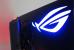 Asus ROG Swift PG27UQ: Die Farbe des RGB-Logos auf der Rückseite ist individualisierbar.