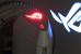 Asus ROG Swift PG27UQ: Zwei Logos auf der Rückseite, ein drittes wird an die Decke projiziert.