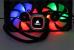 Corsair H100i RGB Platinum: Auch mit nur vier LEDs pro Lüfter lassen sich bereits räumlich differenzierte Effekte umsetzen, 16 Stück in der Pumpe bieten ungleich mehr Variationsmöglichkeiten.