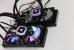 Corsair H100i RGB Platinum im Vergleich mit der H100i Pro (hinten): Obwohl sich mit CoolIT und Asetek zwei verschiedene Hersteller verantwortlich zeigen, unterscheiden sich beide Kühlungen auf den ersten Blick nur durch die Beleuchtung.