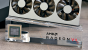 <strong>Februar:</strong> Satte 10 GiByte mehr, aber dafür nicht eine einzige Raytracing-Einheit bietet die kurze Zeit später erschienene <a href="https://www.pcgameshardware.de/Radeon-VII-Grafikkarte-268194/Tests/Benchmark-Review-1274185/">Radeon VII</a>. Federführend ist der erste 7-nm-Grafikprozessor der Welt, Vega 20. Diesem wurde vor allem wegen seiner gigantischen Speichertransferrate so manche Meisterleistung nachgesagt, im Falle der Radeon Seven nahm AMD jedoch einen Einheitenbeschnitt vor und installierte einen so lauten wie schwachen Kühler – zwei Faktoren, welche das Modell schlechter dastehen ließen als notwendig. Dennoch ist die VII nach wie vor das schnellste Radeon-Modell und könnte 2020 zu den Gewinnern im Speicherkrieg zählen.