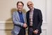 Kenichiro Yoshida, Präsident und CEO der Sony Corporation und Satya Nadella, CEO von Microsoft