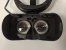 HTC Vive Cosmos im Test: Durch den modularen Aufbau lassen sich die Polster entfernen. Zum Vorschein kommt der Anschluss für die Stereokopfhörer.