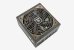 <a href="https://preisvergleich.pcgameshardware.de/enermax-revolution-d-f-650w-atx-2-4-erf650awt-a2003680.html">Enermax Revolution D.F.:</a> Enermax wertet das eigene Netzteilportfolio auf und verpasst nun auch den eigenen goldenen Spannungswandler eine Frischzellenkur, so auch dem Revolution. Die Mühe macht sich bemerkbar, denn das Multi-Rail-Netzteil schafft fast schon Platinum-Werte, wenn wir auf die Effizienz schauen. Bis zu einer Last von 60 Prozent ist der Stromspender mit 0,3 Sone nur bedingt zu vernehmen, ab&nbsp;da steigt die Lautheit sukzessiv an, sodass unter Volllast 1,1 Sone erreicht werden. Aber auch in Sachen Spannungsregulation gibt es nichts zu meckern: 0,23 Prozent Abweichung auf der 12-Volt-Schiene sind superb.