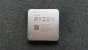 AMD Ryzen 9 3950X in der Nahaufmahe. Der Schriftzug sieht etwas graziler gegenüber den anderen Zen-2-Prozessoren aus.