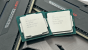 <strong>Juni 2020</strong>: Bei AMD werden erste Gerüchte zu den XT-Prozessoren von Zen 2 laut, ansonsten steht der Monat Juni aber ganz im Zeichen von Intel. Mitte des Monats haben wir Intels Mittelklasse, <a href="https://www.pcgameshardware.de/Core-i7-10700K-CPU-276174/Tests/und-Core-i5-10400F-Review-Benchmark-1352125/">10700K und 10400F getestet</a>. Der <a href="https://www.pcgameshardware.de/CPU-CPU-154106/News/Intel-Roadmap-fuer-2020-bleibt-ueberschaubar-1351547/">Leak einer Roadmap für kommende Intel-CPUs</a> sagt dann aus, dass für 2020 nichts spannendes mehr zu erwarten sei, es wird langsam klar, dass Rocket Lake erst nächstes Jahr erscheint.
