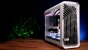 Größere Gehäuse wie das <a href="https://preisvergleich.pcgameshardware.de/fractal-design-torrent-white-tg-clear-tint-fd-c-tor1a-03-a2584607.html">Fractal Torrent </a>wären mit einer maximalen CPU-Kühlerhöhe von ca. 18,8 cm für die seitlichen 12+4-Anschlüsse der RTX-40er/50er-Serie eine gute Wahl. Vor dem <a href="https://www.pcgameshardware.de/Gehaeuse-Hardware-213436/Specials/Kaufberatung-FAQ-Gaming-Case-Benchtables-Midi-Big-Tower-Mini-ITX-1444335/">Gehäusekauf </a>sollten Sie zuvor jedoch genauestens planen, welche Komponenten Sie an welcher Stelle im Gehäuse verbauen wollen. Durch die Netzteilkammer an der Oberseite ändert sich einiges, denn Kompaktwasserkühler können so nicht einfach an der Decke montiert werden und ein Aufbau, bei dem die Pumpe der All-in-One-Kühlung der höchste Punkt ist (CPU-Kühlerblock), kann für dauerhafte Schäden sorgen. Der Boden fällt daher als Platz für AiO-Radiatoren in der Regel raus. Planung ist bei Rechnern die halbe Miete. Auch im High End.