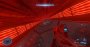 Halo Infinite nutzt einige eher weniger überzeugende Beleuchtungsszenarien. Dieses rote, von den leuchtenden Texturen abgestrahlte Licht ist beispielsweise sehr simplistisch. Es wirft keine Shadow Maps, Speculars (Glanz) sind nicht inkludiert, die Interaktion mit den PBR-Materialien ist stark begrenzt. Umstände dieser Art lassen die Grafik stumpf und optisch flach wirken, einzig die eher subtil auftragende Umgebungsverdeckung sorgt hier für ein wenig Kontrast. Ein bekanntes und häufig in aktuellen Spielen auftretendes Problem, das auch diverse andere Beleuchtungstechniken, insbesondere die Globale Beleuchtung betrifft: Ohne direkten Lichteinfall ist die Simulation der physikbasierten Materialien und deren Interaktion mit Licht unvollständig, einige Effekte funktionieren nicht oder nur stark eingeschränkt.
