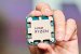 AMD-CEO Lisa Su zeigt einen Ryzen-7000-Prototypen (1)