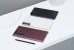Drei verschiedene Modelle der Baureihe Samsung Galaxy S22 - von 849 Euro (kleinstes Smartphone in Schwarz) bis zu 1.249 Euro für das Galaxy S22 Ultra in Rot mit Eingabestift..