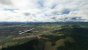 Microsoft Flight Simulator 2020 - Diese Landschaft ist hübsch, allerdings nicht authentisch. Wir befinden uns am Rande der zumindest in ihrer Größe (wir wollen u. a. das Erzgebirge nicht über Gebühr dissen) landschaftlich ziemlich einzigartigen, berühmten<a class="posRel pe-4" href="https://de.wikipedia.org/wiki/Zhangjiajie_National_Forest_Park"> Zhangjiajie-Berge<span class="icon extLinkIcon posAbs"></span></a> in der chinesischen Provinz Hunan, die auch als "Avatar-Berge" bekannt sind.