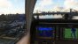 Microsoft Flight Simulator - Der Flight Sim und die Brücken. Während die Brücken über den East River weiter im Norden von der KI erstellt wurden, sind die bekannteren Übergänge weiter südlich händisch erzeugt. Hier die Williamsburg Bridge und die im Hintergrund zu sehende, weltbekannte Brooklyn Bridge. Der virtuelle Verkehr fährt trotz manueller Kunstfertigkeit dennoch die Träger hoch, nicht die eigentliche Fahrbahn entlang.