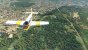 Microsoft Flight Simulator - Screen Space Shadows: Der Flight Sim nutzt für einige feine Detailschatten Screen Space Schatten. Diese sind von "echten" Shadow-Mapping-Schatten aufgrund der etwas diffuseren, weniger scharfkantigen, aber in größerer Höhe auch tendenziell detaillierteren Darstellung in großer Höhe zu unterscheiden. Die (im nächsten Bild von der Tragfläche verdeckten und daher ausblendenden) Vegetationsschatten rechts unterhalb des Flügels und die diffusen Gebäudeschatten links sind etwa Screen-Space-Shadows, der scharfe, feingezeichnete Schatten des Gebäudes links unterhalb der Tragfläche ist indes ein per Shadow-Mapping gezeichneter Schatten, der bei Verdeckung nicht ausblendet.