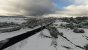 Microsoft Flight Simulator - Brücken stellen eine Herausforderung für den Flight Sim dar. Problematisch sind außerdem Schattenwürfe (teils auch die von Wolken), die während der Satellit- oder Fotoaufnahmen von der echten Sonne auf die Landschaft geworfen wurden. Hier sehen Sie einen doppelten Fail: Der Schatten der Brücke (und jener der Strommasten) ist in den Landschaftsaufnahmen enthalten, die Brücke ist zudem zweigeteilt respektive mehrstöckig und verschwindet im Nichts. Der virtuelle Verkehr fährt indes unter der eigentlichen Brücke. Dies kann sehr immersionsstörend sein. Im Bild: <a class="posRel pe-4" href="https://de.m.wikipedia.org/wiki/Datei:Blick_%C3%BCber_das_Ahrtal,_im_Vordergrund_die_Talbr%C3%BCcke_Karweiler_%28A_573%29,_im_Hintergrund_die_Talbr%C3%BCcke_Bengen_%28A_61%29.jpg">Die (Ahr-)Talbrücke der A61 bei Bengen<span class="icon extLinkIcon posAbs"></span></a>.&nbsp;
