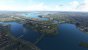 Microsoft Flight Simulator - KI-Brücken-Fail beim East River im Osten von Manhattan. Die Eisenbahnbrücke im Hintergrund ist die Hell Gate Bridge, die lange Z-förmige ist die Robert F. Kennedy Bridge. Bei der laut Flight Sim erstaunlich bewaldeten im Vordergrund handelt es sich um die <a class="posRel pe-4" href="https://en.wikipedia.org/wiki/Wards_Island_Bridge">Ward's Island Bridge<span class="icon extLinkIcon posAbs"></span></a>.&nbsp;