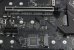 MSIs Z790 Carbon trägt Retimer (die beiden Bauteile im Zentrum des Bildes) sogar für die scheinbar kurze Strecke zwischen PCI-Express-4.0-×4-Slot und I/O-Hub. Für Teile der -5.0-Grafikkarten-Anbindung an die CPU finden sich weitere Verstärker-Bauteile auf der Platinen-Rückseite.