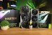 <strong>David gegen Goliath</strong>, <i>im wahrsten Sinne:</i> Der schwächere Riese links <i>(RTX 4070 Gigabyte Aorus Master, </i><a href="https://www.pcgameshardware.de/Geforce-RTX-4070-Grafikkarte-279578/Tests/Custom-Modelle-im-Vergleich-Release-1417395/2/"><i>mit dickstem Kühler und Power-Limit</i></a><i>)</i> muss sich der kleineren Karte <i>(RTX 4070 Ti Gigabyte Eagle OC)</i> mit stärkerem AD104-Ausbau rechts geschlagen geben. Egal, wie stark Sie übertakten und das Power-Limit aufreißen, Sie werden die Geforce RTX 4070 nicht zur RTX 4070 Ti hochprügeln können. Aber: Das <strong>Effizienzniveau </strong>kann sehr wohl (praktisch annähernd) erreicht werden - siehe Ergebnisse.