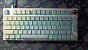 Wieder ein neues Brett auf dem Tisch. Epomaker TH80 Pro Monet. Hier mit den originalen PBT Dye Sub Keycaps. Drauf sind die Budgerigar Tactiles Prelubed. Von <a href="https://extreme.pcgameshardware.de/members/gh0st76.43063/"><strong>gh0st76</strong></a><br><br>&nbsp;