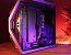 Rechte Seite des Asus ROG Hyperion GR701: Das Kabelmanagement ist vorbildlich. Die 2,5-/3,5-Zoll-Kombirahmen lassen dagegen Entkopplungswünsche offen, auch wenn die Festplatten schnell und bequem erreicht werden können (ohne die Kunststoff-Abdeckung unter dem Glasseitenteil).