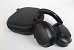 Razer Barracuda Pro – Nicht erst die Tragetasche weist auf einen hohen Mobile- und Life-Style-Fokus hin. Das Barracuda Pro ist beinahe mehr Life-Style- als Gaming-Headset und verzichtet etwa auf ein übliches Schwanenhalsmikrofon. Stattdessen kommt ein im Inneren verbauter Mikrofon-Array mit "KI-Optimierung" zum Einsatz. Das Barracuda Pro unterstützt Active Noise Cancellation samt optionaler Einspielung von Außengeräuschen und bietet sowohl Wireless Funk als auch Bluetooth 5.1. Die beiden Wireless-Verbindungen können indes nicht zugleich genutzt werden.<br><br>Das Barracuda Pro kann am PC via Wireless Funk betrieben werden, die bekannte Razer-Software bietet reichlich Features und Einstellungsmöglichkeiten.<br><br>Dank Feature-Fülle und angenehm sauberen, recht neutral abgestimmten Sound kann das Barracuda Pro sowohl als Gaming-Headset als auch zum Musikhören unterwegs genutzt werden, das "KI-Mikrofon" ist allerdings nicht auf dem Level eines guten Schwanenhals-Mikrofons.