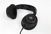 Steelseries Arctis Nova 3 – Das Nova 3 markiert die untere Mittelklasse der Nova-Reihe und kommt mit USB-Anschluss, ein wenige (einstellbarer) RGB-Beleuchtung sowie recht umfangreichen (Software-)Features. Ein Teil dieser Features könnten Sie am PC allerdings auch mit der Sonar-Software des Herstellers nutzen.<br><br>Das Nova 3 verzichtet obendrein auf einen Klinkenanschluss, das Headset kann also einzig und allein via USB verbunden werden. Das Design ist abseits der gummierten RGB-Seitendeckel das gleiche, gegenüber dem sehr schlichten 1P ist allerdings die Beschichtung der Plastikteile haptisch angenehmer.&nbsp;